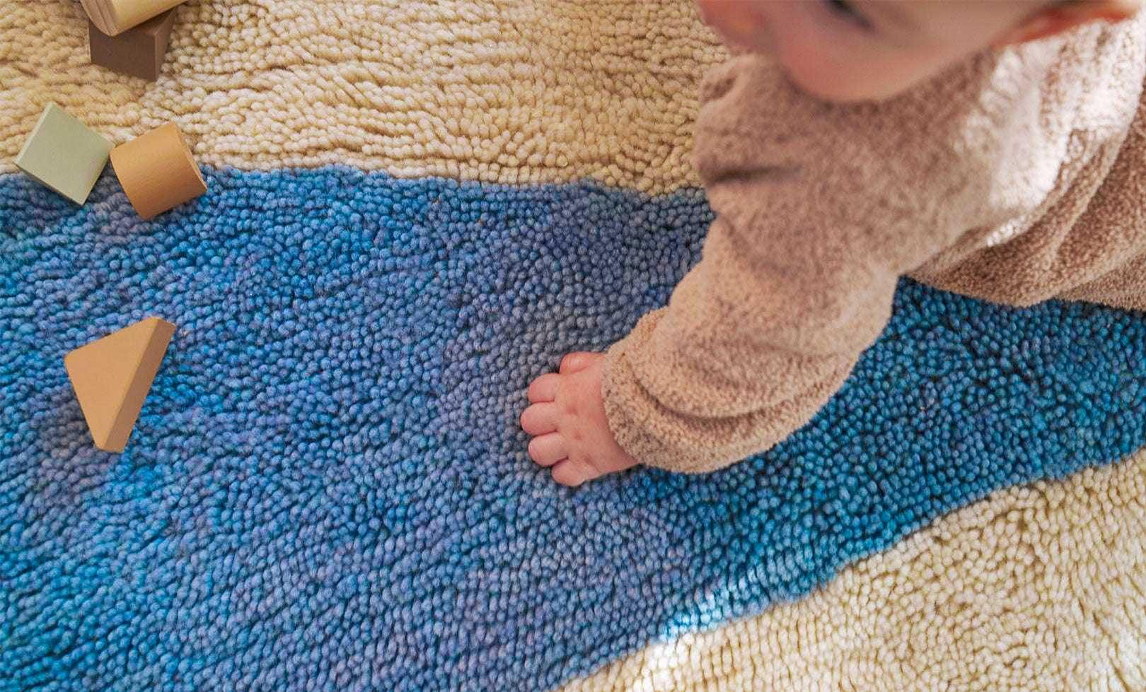 Beach Ball Washable Round Wool Rug in Blue